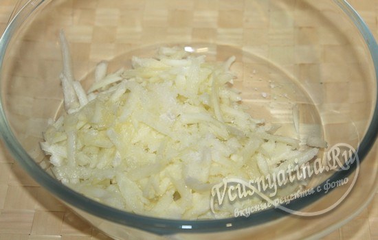 натираем кабачок