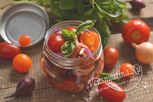 Помидоры дольками с луком и маслом на зиму