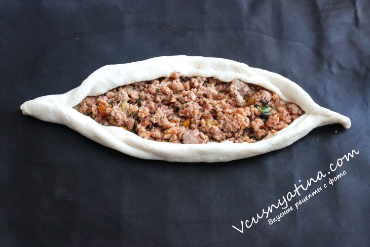 Турецкая пицца пиде с фаршем и овощами