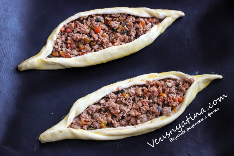 Турецкая пицца пиде с фаршем и овощами