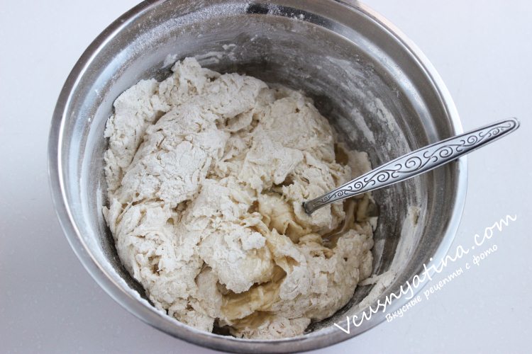 Турецкая пицца пиде с фаршем и овощами