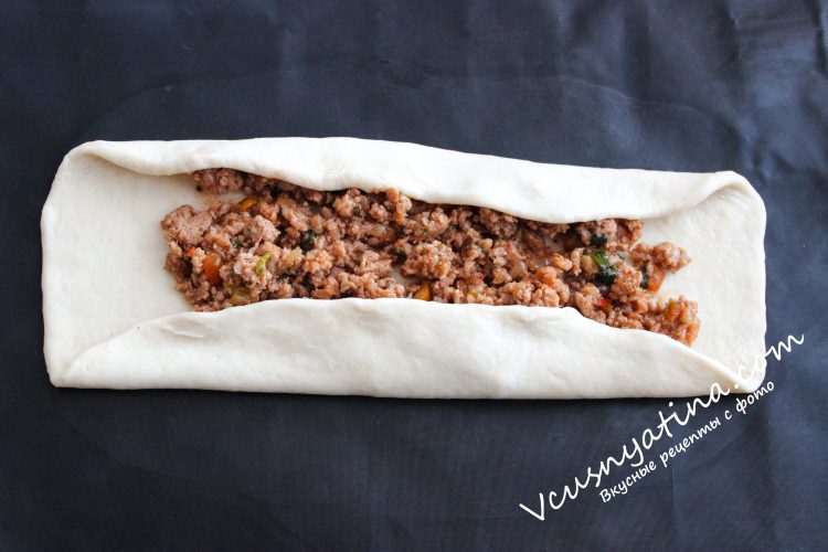 Турецкая пицца пиде с фаршем и овощами