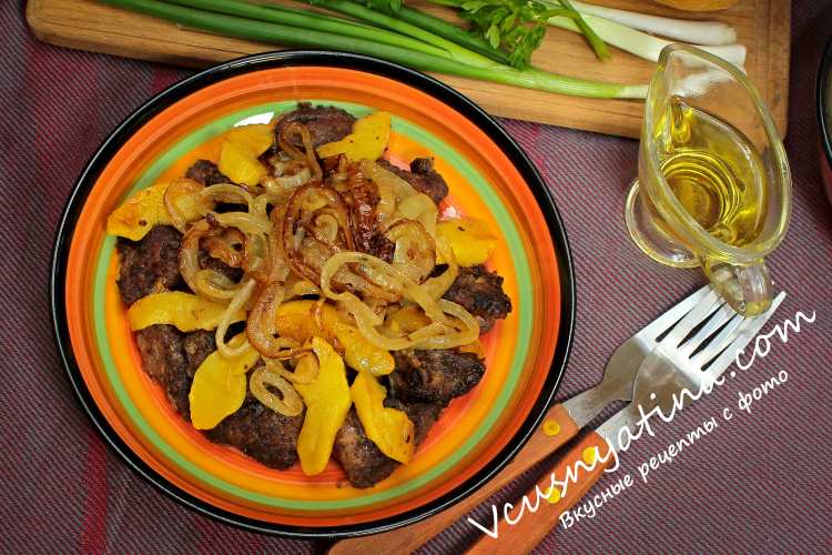 Нежная и пикантная куриная печень по-берлински с яблоками и луком