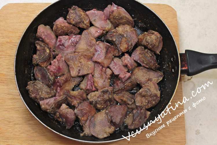 Нежная и пикантная куриная печень по-берлински с яблоками и луком