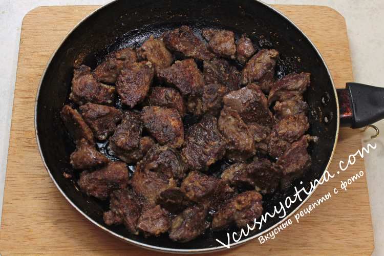 Нежная и пикантная куриная печень по-берлински с яблоками и луком