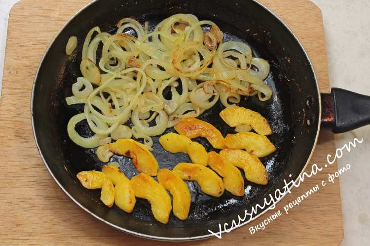 Нежная и пикантная куриная печень по-берлински с яблоками и луком