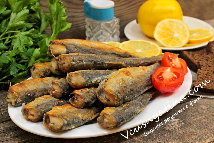 Сочная, с хрустящей корочкой - салака жареная в мучной панировке