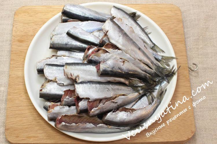 Сочная, с хрустящей корочкой - салака жареная в мучной панировке