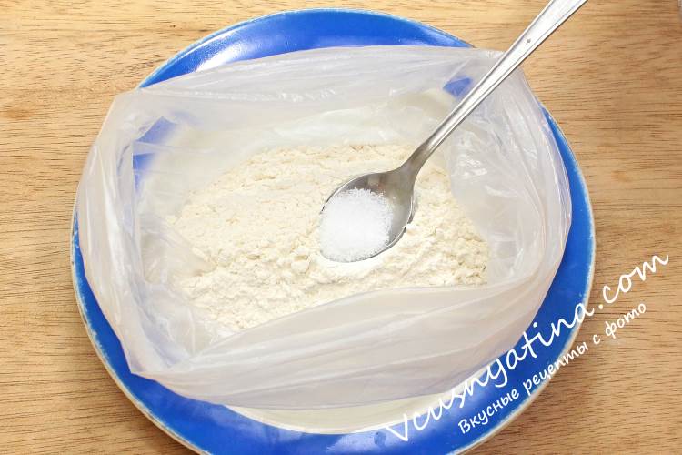 Сочная, с хрустящей корочкой - салака жареная в мучной панировке