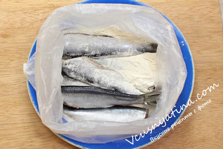 Сочная, с хрустящей корочкой - салака жареная в мучной панировке