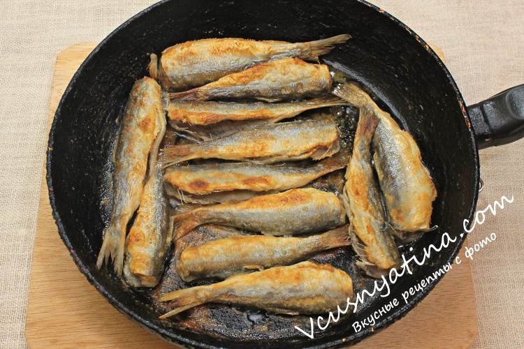 Сочная, с хрустящей корочкой - салака жареная в мучной панировке